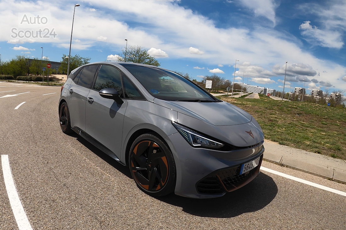 30_cupra_born_curva_morro.png