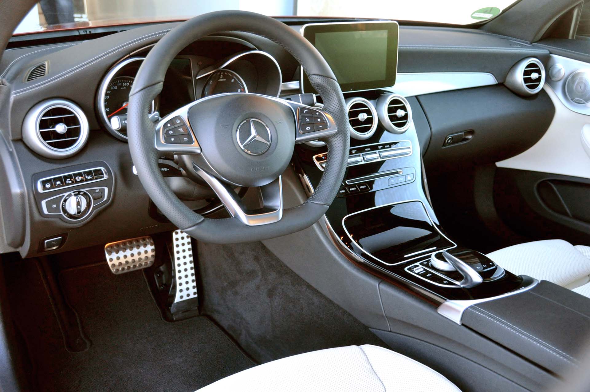 The interior's terrific in this car. Everything looks and feels high-end, which of course it should. As you can see, the controls are minimal but I can tell you they're completely sufficient. Most everything's managed from the HMI on the centre console, which is easy to use without having to look at it. There's also a nifty touch-pad on the controller on which you can actually write letters and numbers. You can also pinch, expand and swipe as on a tablet.