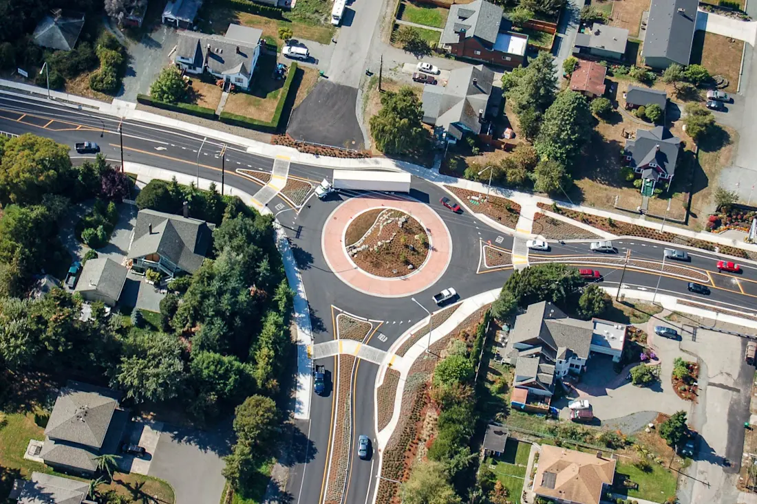 Editorial how to drive through a roundabout 231010 05 jlb
