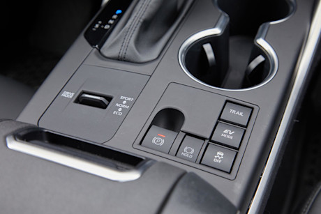Editorial 2024 toyota highlander hybrid xle awd td 240425 27 jk