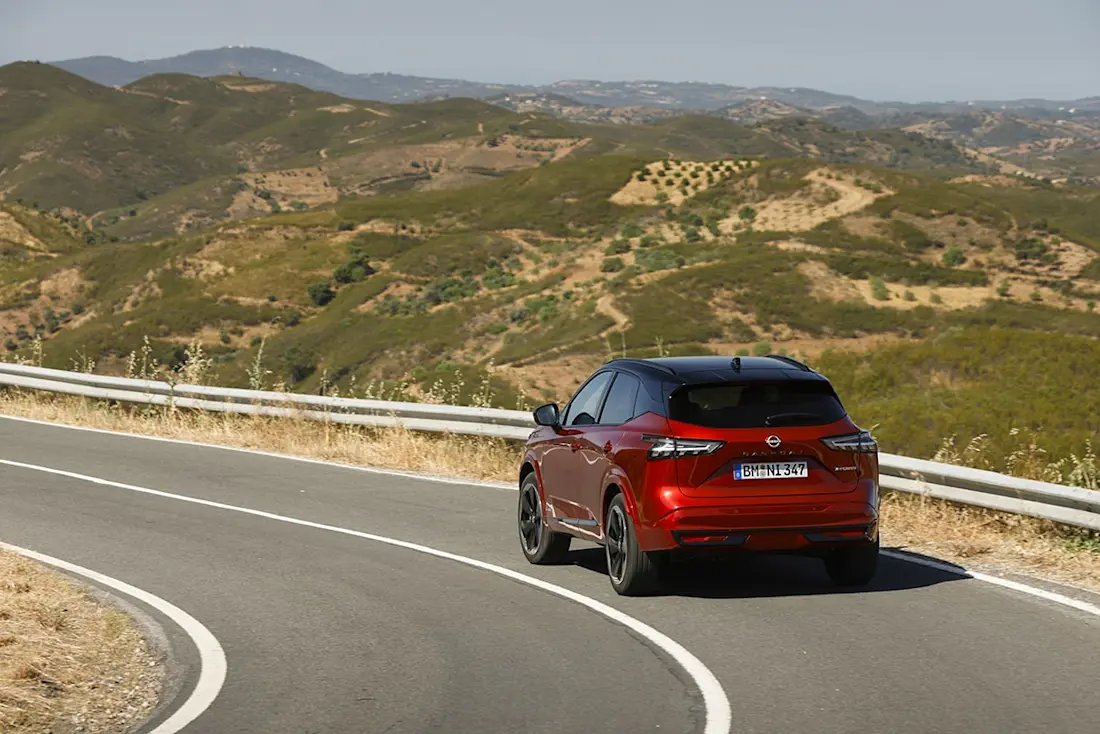 3. New refreshed Qashqai 2024 in fuji sunset color driving on the road in Faro, Portugal-min 3. New refreshed Qashqai 2024 in fuji sunset color driving on the road in Faro, Portugal-min