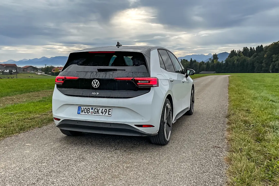  Bei der Ladeleistung ist der ID.3 mittlerweile nur noch Mittelmaß. Zwar verspricht man für das 58 kWh-Akkupack bis zu 135 kW am DC-Lader, in echt sind es aber eher zwischen 70 und 98 kW.