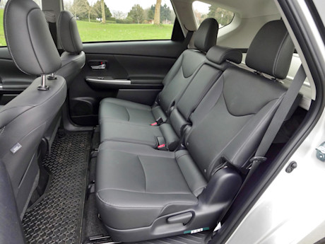Editorial 2015 toyota prius v sh 19