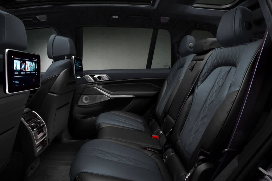 P90386166_highRes_bmw-x7-edition-dark- (1).jpg