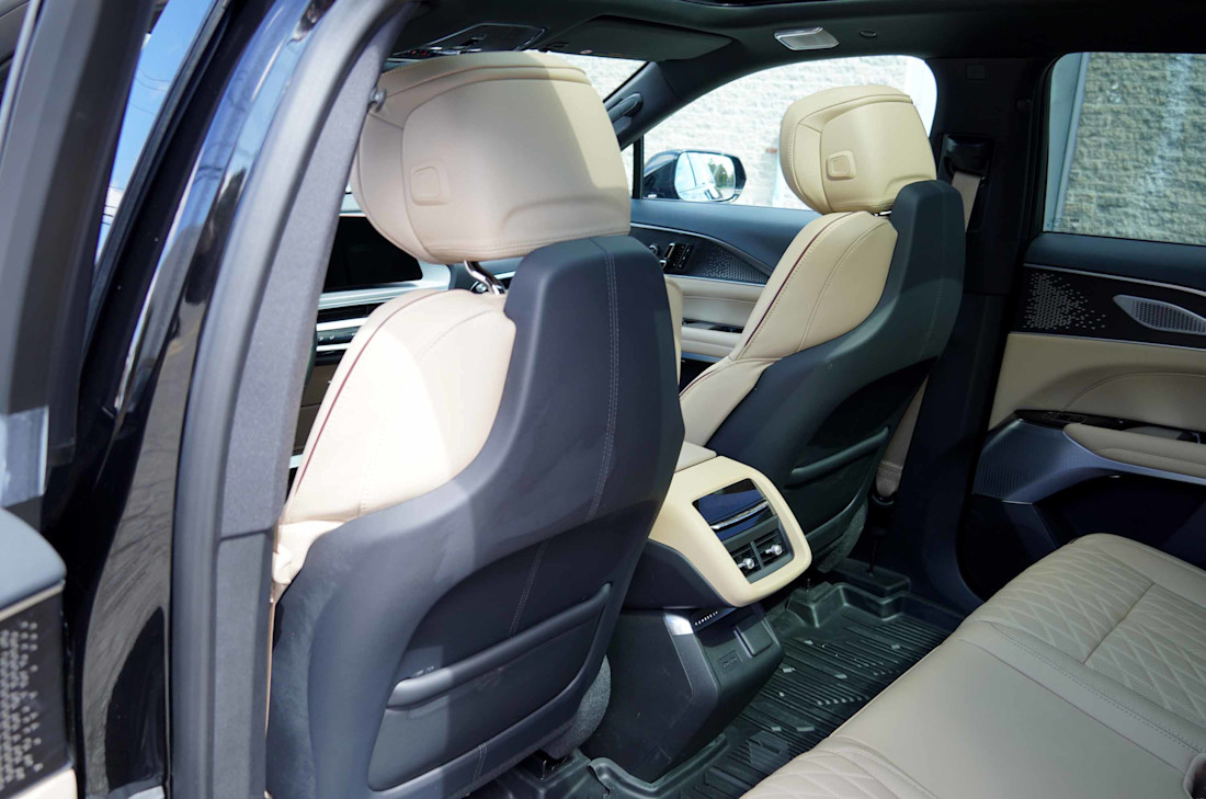 2026-Cadillac-Lyriq-V-FR (19).jpg