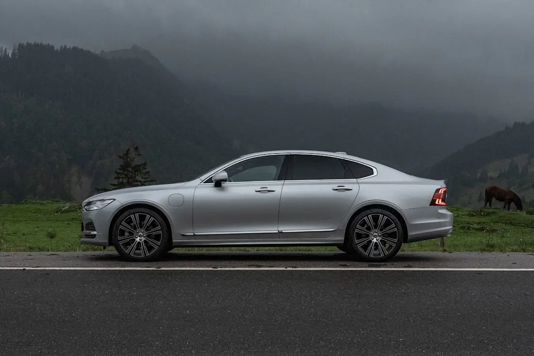 FrontVolvo-S90-2023-Side
