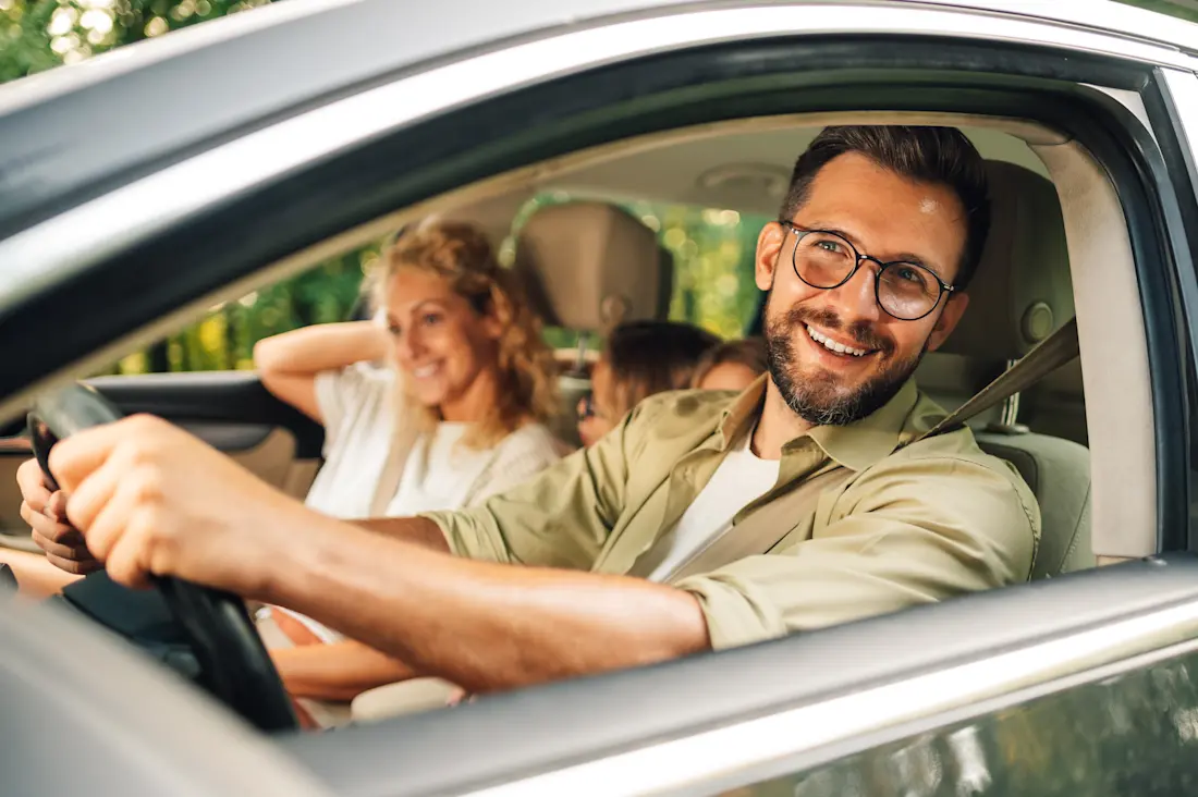 Fahrer am Steuer eines Elektroautos