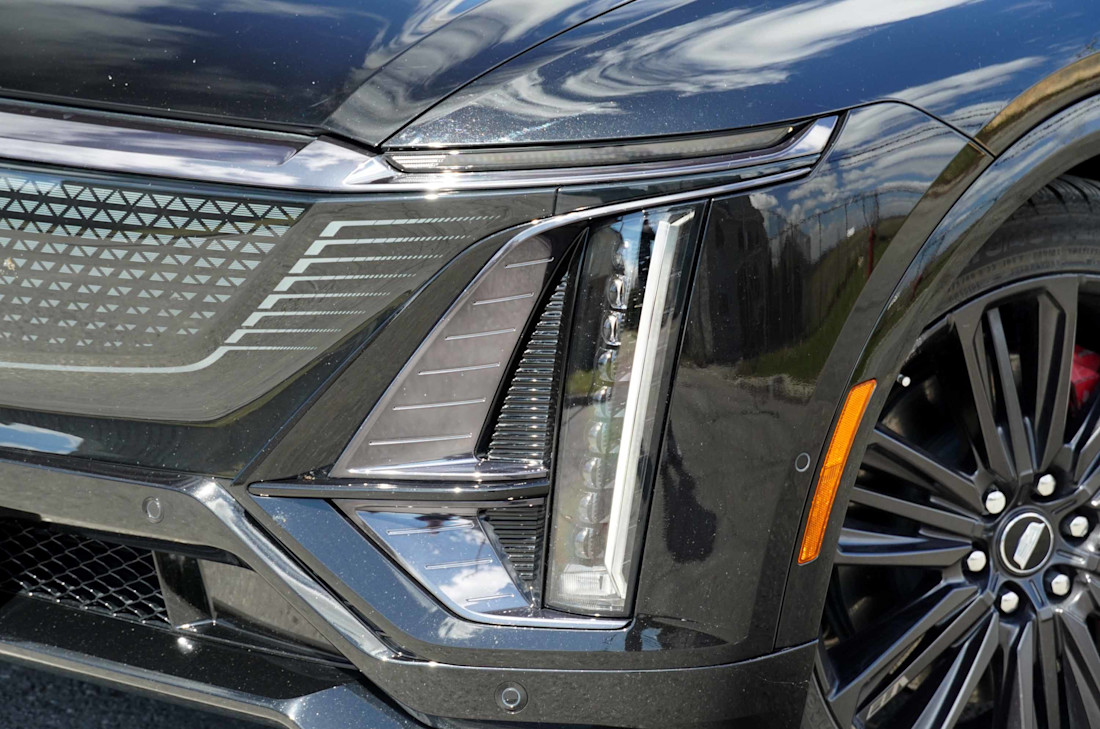 2026-Cadillac-Lyriq-V-FR (13).jpg