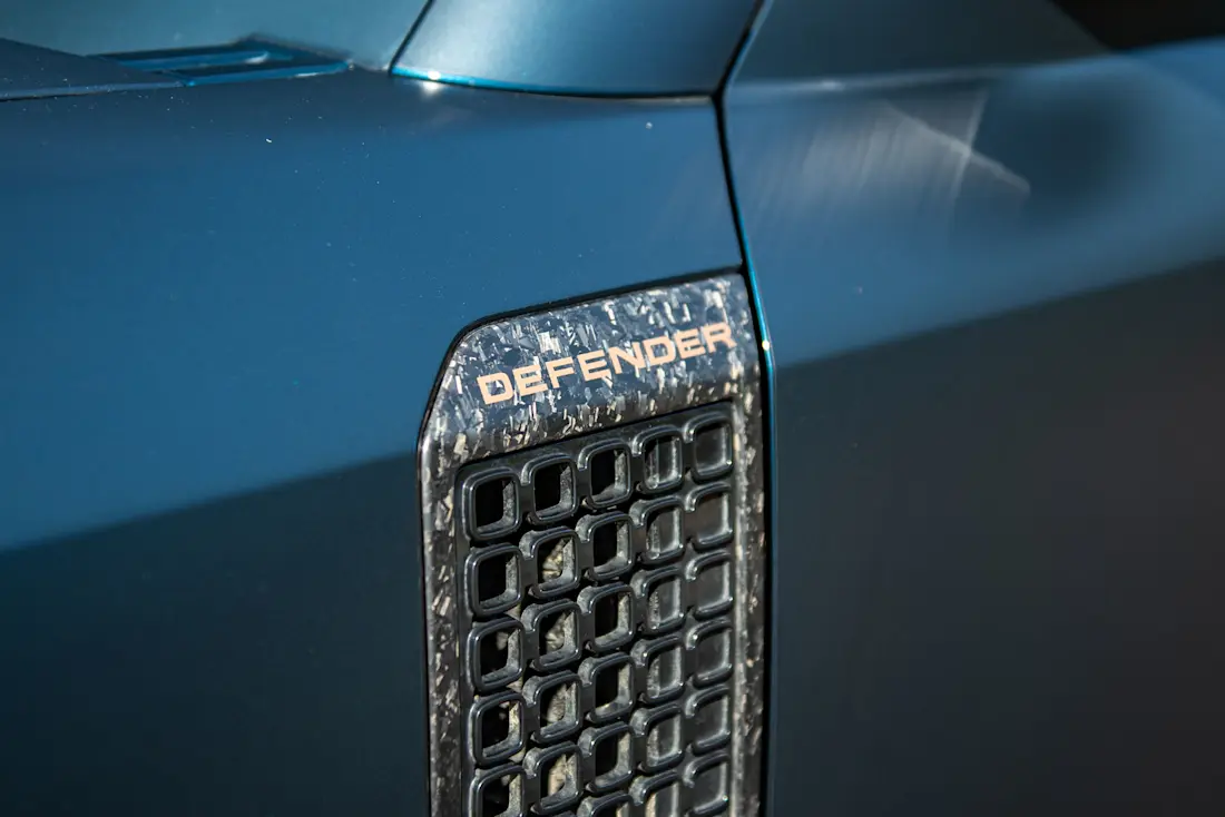 land-rover-defender-octa-2026-detail