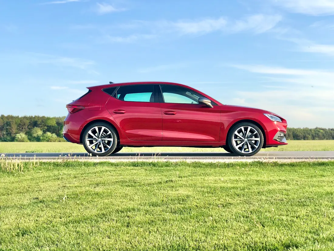Seat Leon FR eTSI 2020 Desire Red Profile Wiese