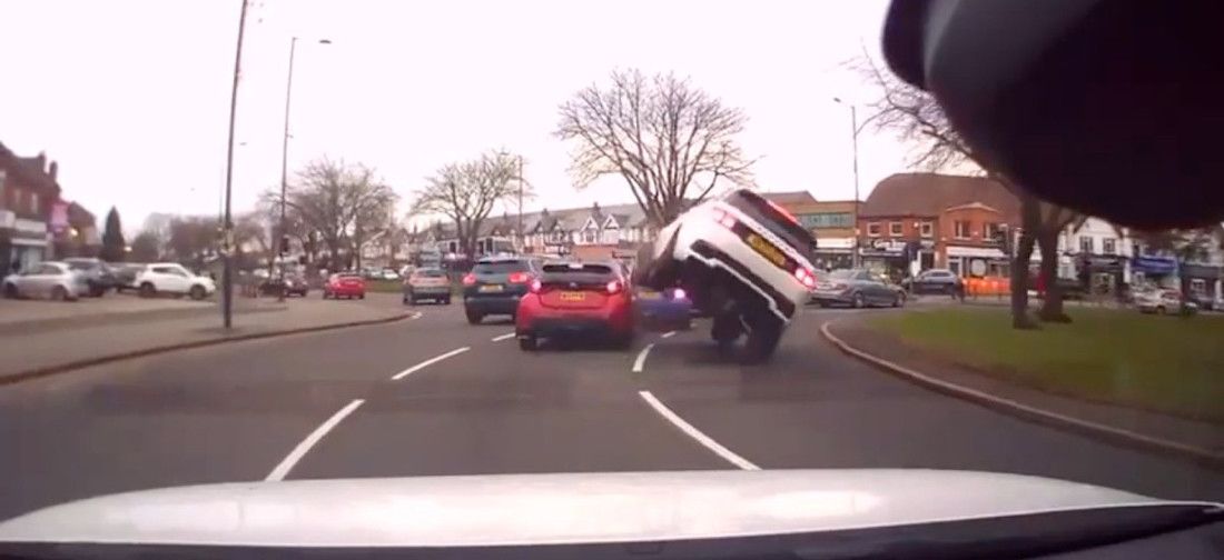 Vidéo : une Toyota Yaris remet un Land Rover à sa place (et sur son toit)
