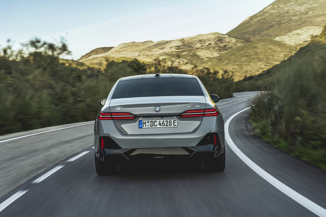 P90505033_highRes_the-new-bmw-i5-edriv