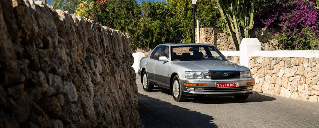 1st_Gen_Lexus_LS_Static_03.jpg