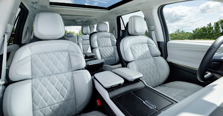 Editorial 2025 lincoln navigator l black label atmospheric 18