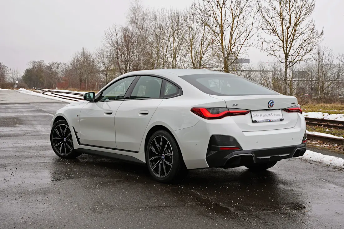 BMW i4 edrive40 (2022)_Heck-seitlich