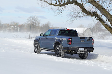 Le Ford Ranger Raptor soumis à une tempête hivernale Body Image