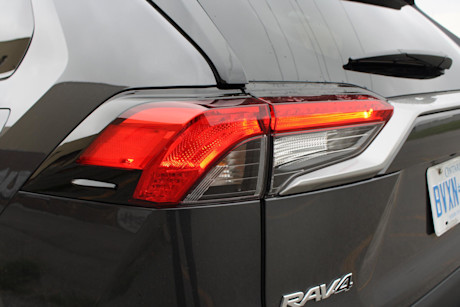 Kia Sportage HEV 2023 vs Toyota RAV4 Hybride 2022 : match comparatif Image