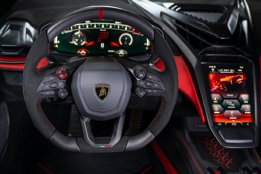 Lamborghini-Fenomeno-Roadster-2026-volante.jpg