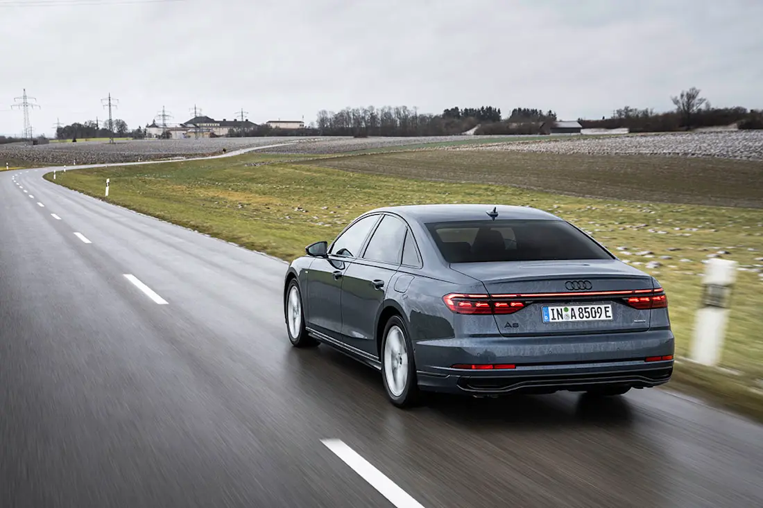 Audi A8 60 TFSI e (2023) rijdend, achteraanzicht Audi A8 60 TFSI e (2023) rijdend, achteraanzicht