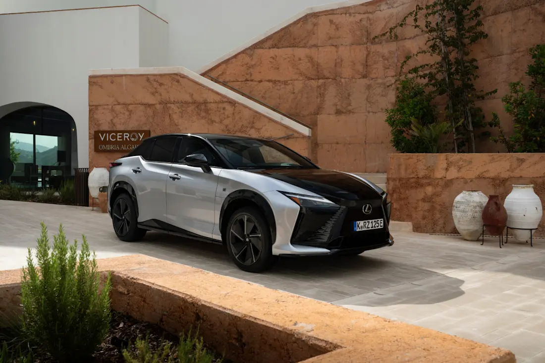 2025 RZ 550e F SPORT Sonic Platinum 001 Static