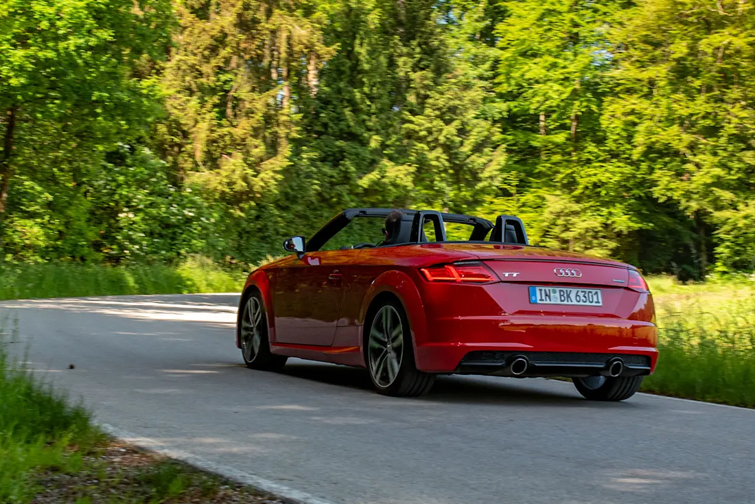  Der 2,0-Liter-Turbobenziner (EA888evo4) des TT 45 TFSI Roadster leistet 245 PS und stemmt 370 Newtonmeter Drehmoment. Der gleiche Antrieb wird in zahlreichen anderen VW-Konzernmodellen verwendet - unter anderem im aktuellen Golf R.