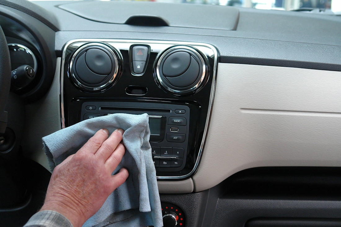 Lavare gli interni dell'auto