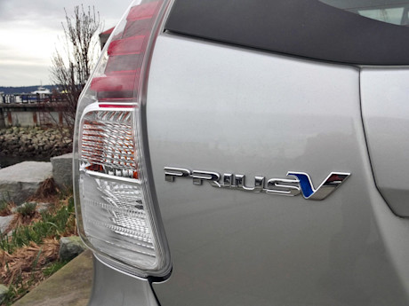 Editorial 2015 toyota prius v sh 15