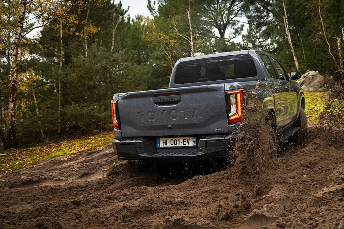 BEBE20251113 Toyota Hilux 03