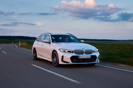 BMW 320e Touring facelift (2023) rijdend, vooraanzicht