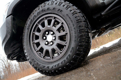 Chevrolet Colorado ZR2 Bison 2020 vs Jeep Gladiator Rubicon 2020 : match comparatif Body Image