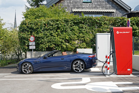 16 maserati-grancabrio-folgore-2026-ladestation-seite