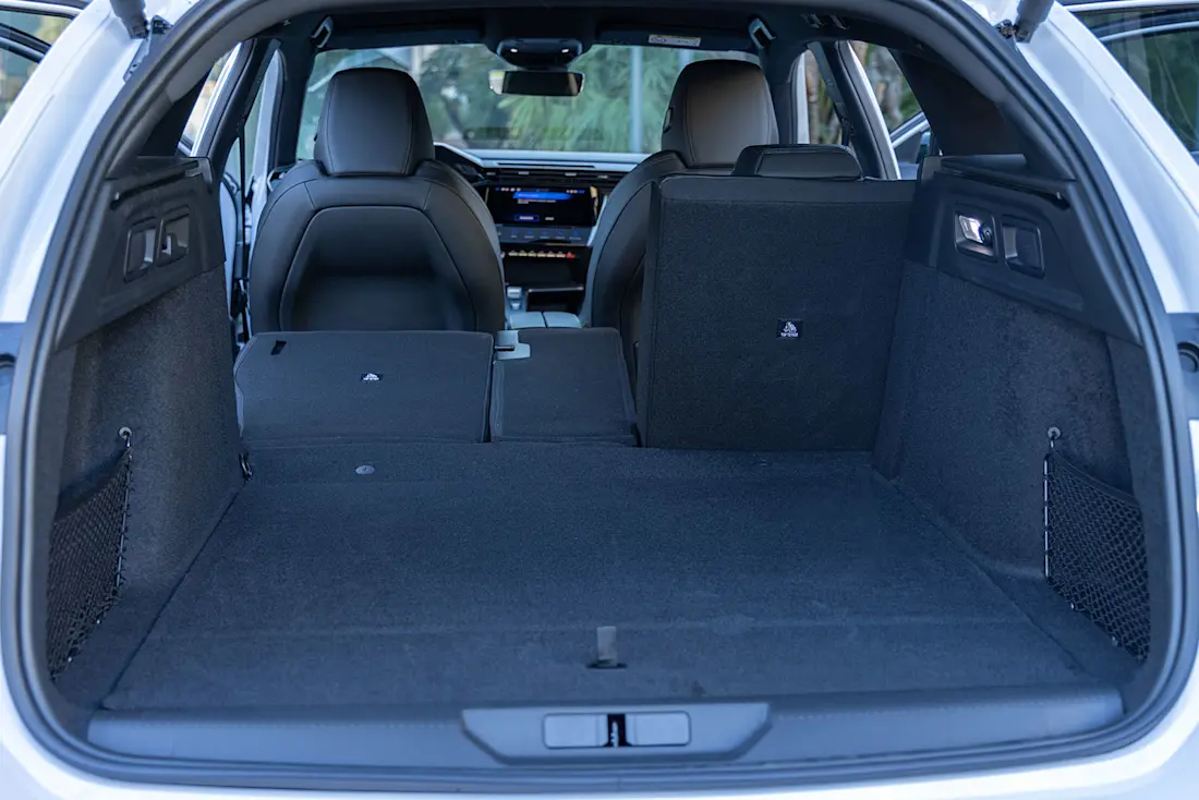 Der Kofferraum des Peugeot E-308 SW fasst gut nutzbare 548 bis 1.574 Liter Gpeäck - die Ladefläche ist allerdings nicht ganz eben. Anhänger dürfen übrigens keine gezogen werden.  Der Kofferraum des Peugeot E-308 SW fasst gut nutzbare 548 bis 1.574 Liter Gpeäck - die Ladefläche ist allerdings nicht ganz eben. Anhänger dürfen übrigens keine gezogen werden.