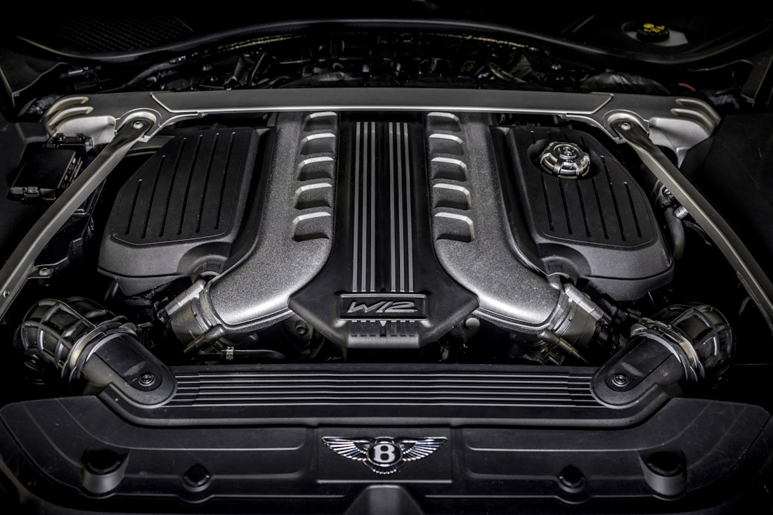 eerste-ev-van-bentley-moet-wachten-eerst-maar-eens-een-v8-met-stekker-2024-06.jpg