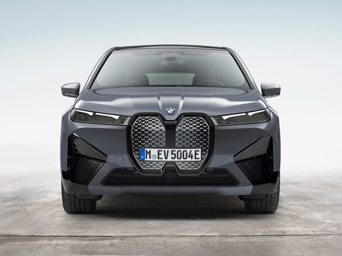 BMW iX , SUV elettrico con autonomia record