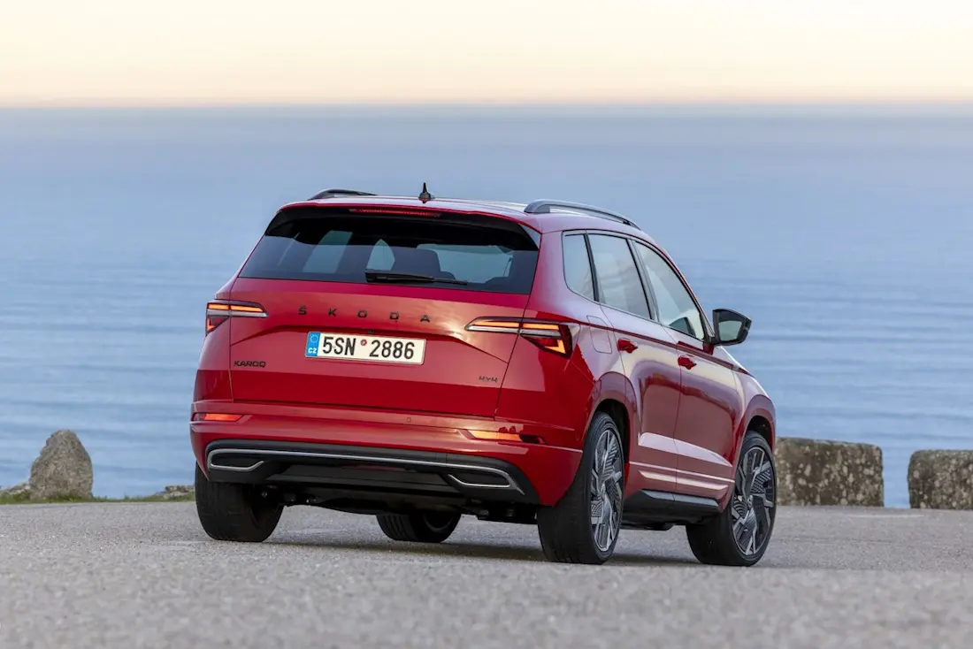 Skoda Karoq (2023) statisch, achteraanzicht Skoda Karoq (2023) statisch, achteraanzicht