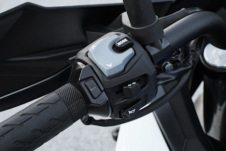10 suzuki-sv-7gx-2026-linke-bedieneinheit