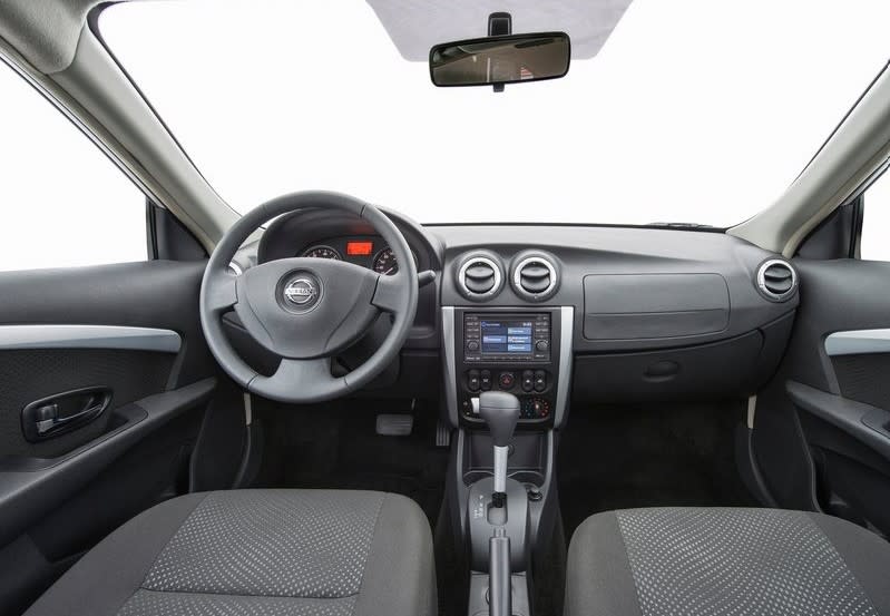 nissan-almera-interior