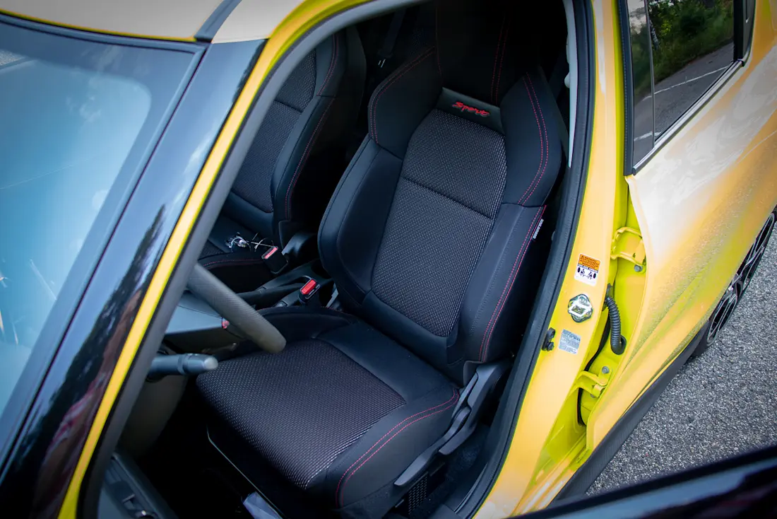 Rote Ziernähte, Applikationen und Schriftzüge bei einem gelben Auto verzeiht man einem japanischen Auto gerne.  Rote Ziernähte, Applikationen und Schriftzüge bei einem gelben Auto verzeiht man einem japanischen Auto gerne.