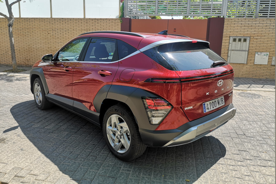 hyundai-kona-2023-1-0-mhev-tecno-review-autoscout24 (26).jpg