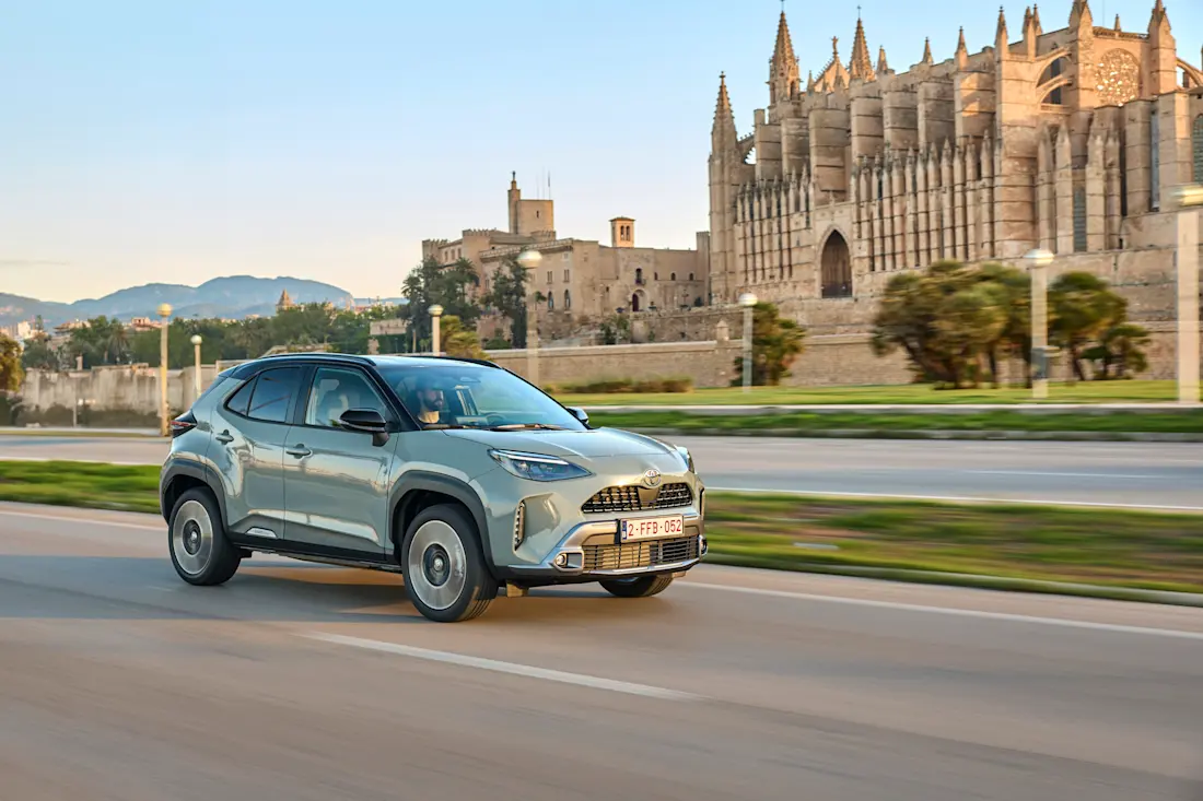 2024 Yaris Cross Urban Khaki DPL Dynamic 01