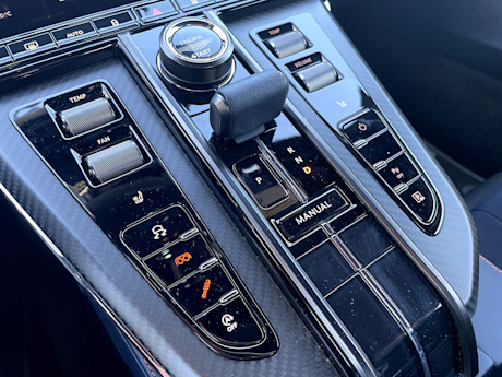 Editorial 2025 aston martin vantage mb 24