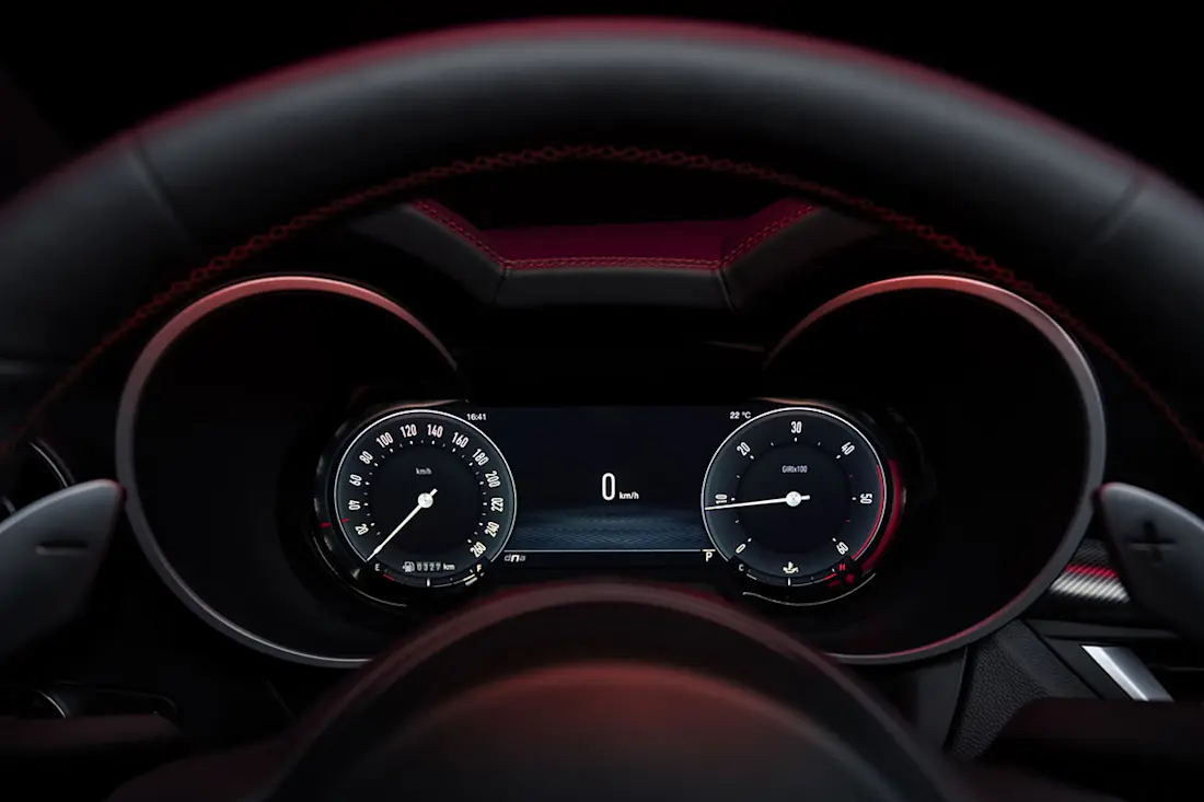 Alfa Romeo Giulia (2023) dashboard detail