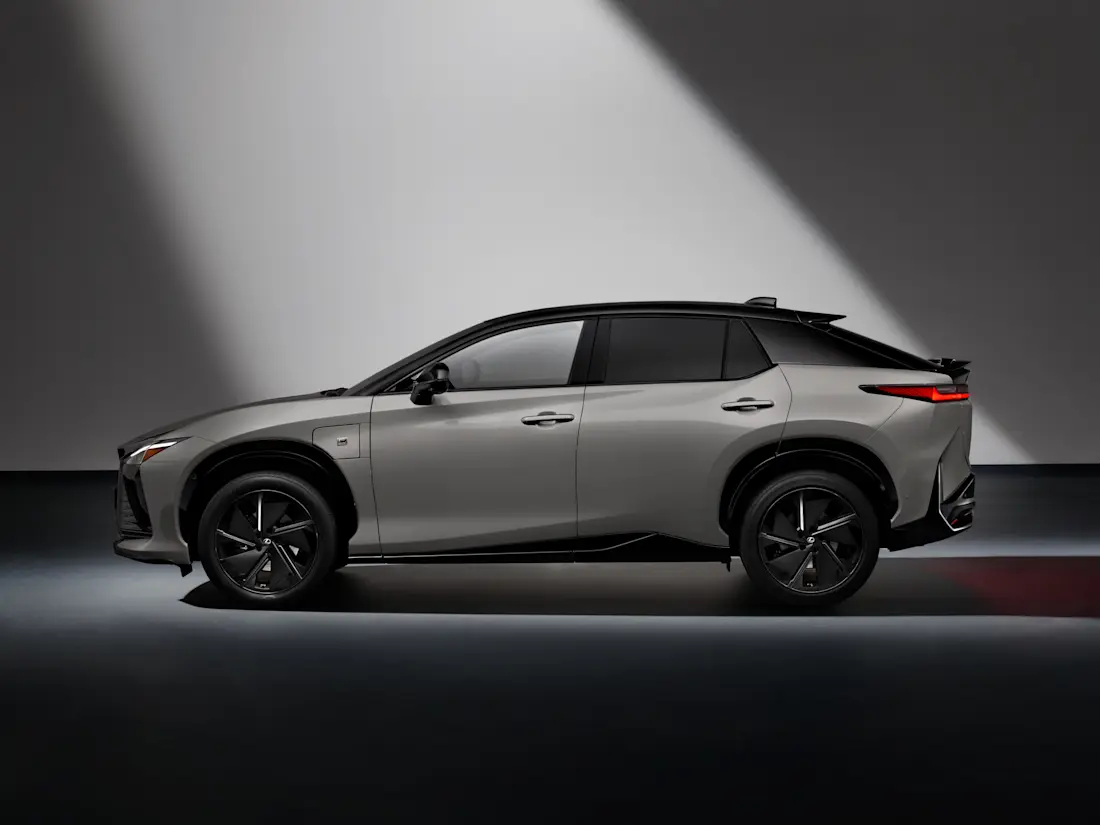 zo-rijdt-de-lexus-rz-met-dat-gekke-stuur-en-hij-krijgt-100-km-erbij-2025-03