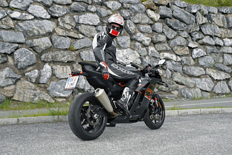 KTM 990-rc-r-2026_ah-heck-seitlich