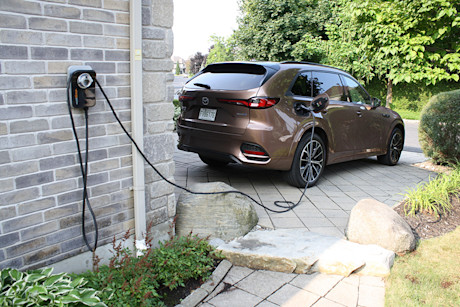 Match comparatif des VUS intermédiaires hybrides rechargeables, Édition 2024: Mazda CX-90 PHEV 2024 vs Mazda CX-70 PHEV 2025 Body Image