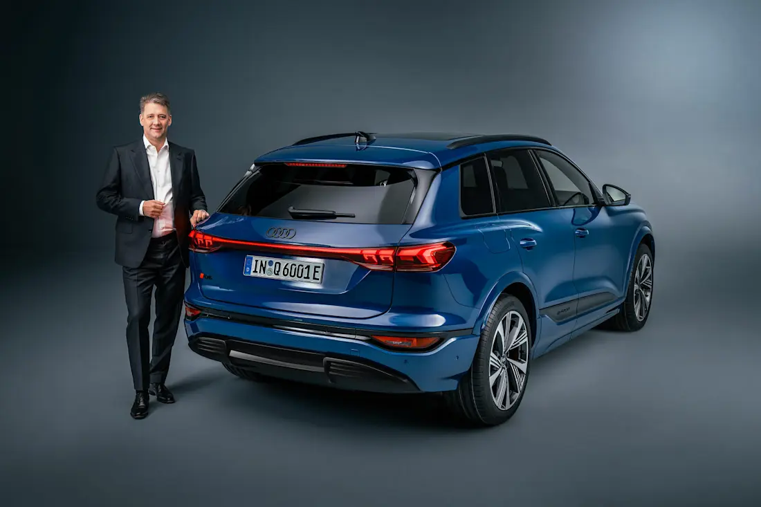  Audi-Vorstandsvorsitzender Gernot Döllner vor dem Audi Q6 e-tron.