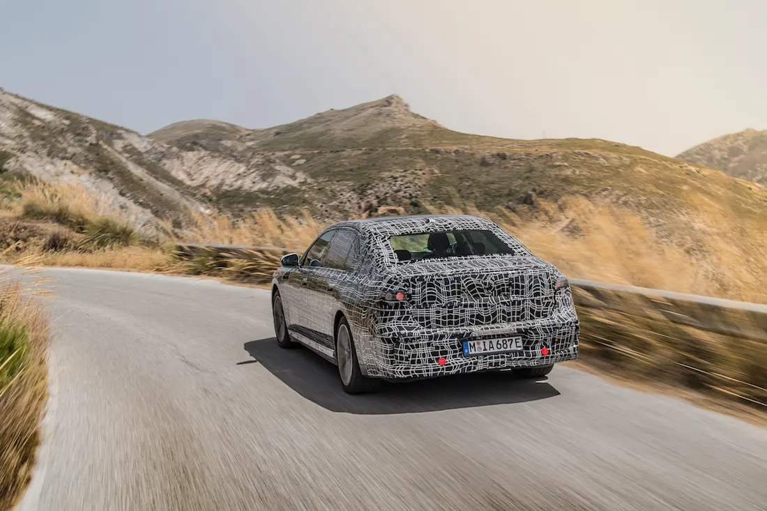 AS24 BMW i7 teaser 2021 rijdend achter