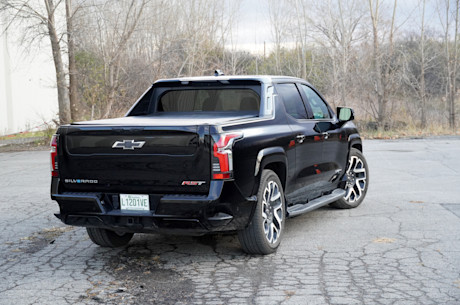 Editorial chevrolet silverado ev rst first edition 2024 15