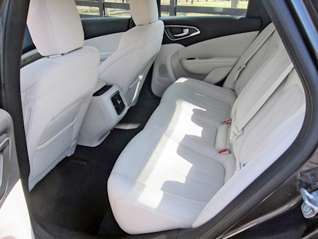 Editorial 2015 chrysler 200 pw 12 918