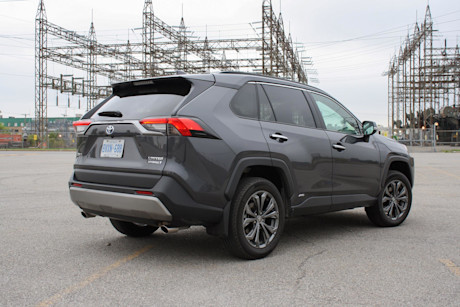 Kia Sportage HEV 2023 vs Toyota RAV4 Hybride 2022 : match comparatif Image